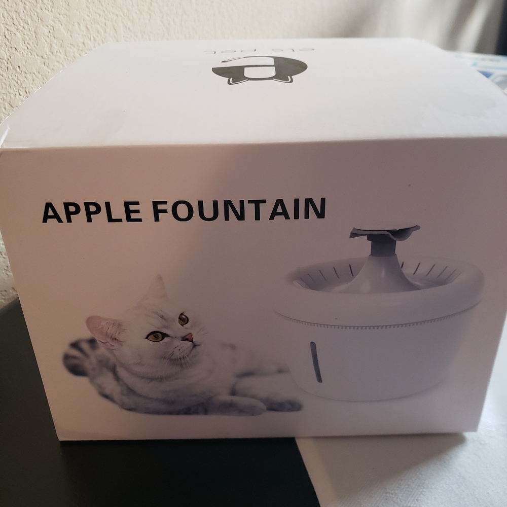 BRAND NEW Pet Apple Fountain